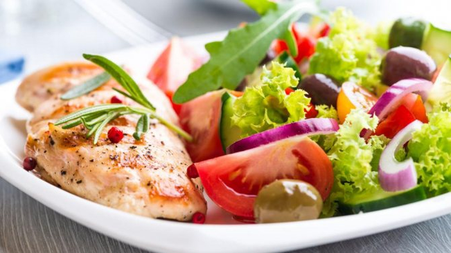 зеленчукова салата и риба на протеинова диета
