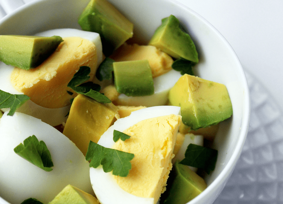 салата с авокадо и яйца на протеинова диета