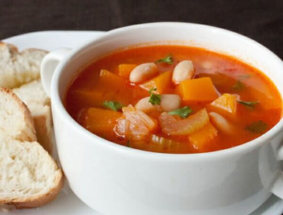 Супата от целина е обилно ястие в диетата на здравословна диета за отслабване