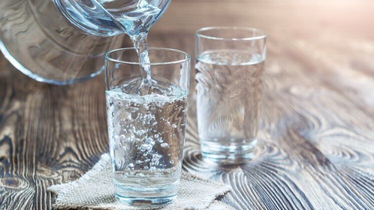 чаша вода за диета за пиене