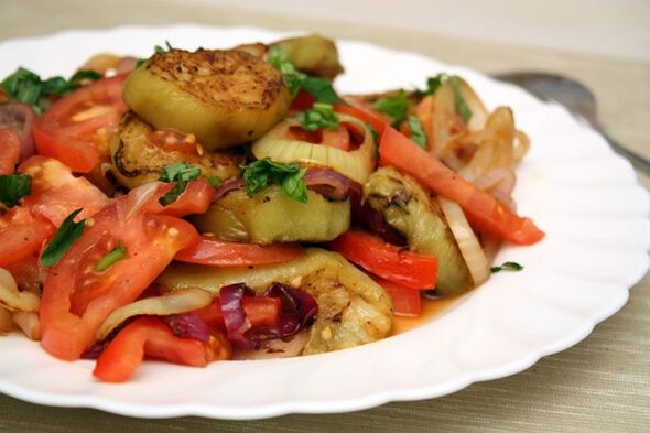 Диетата Маги включва здравословна салата от зеленчуци и варен патладжан. 
